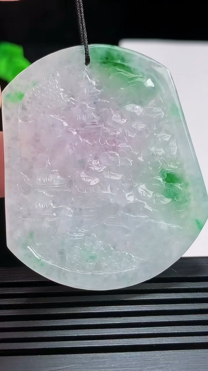 天然A货翡翠山水牌吊坠，尺寸53-46-5.8 重量:29.21g
7月24日