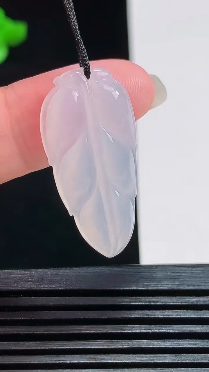 天然A货翡翠金枝玉叶 叶子吊坠，尺寸30-15-4 重量:3.40g
7月24日