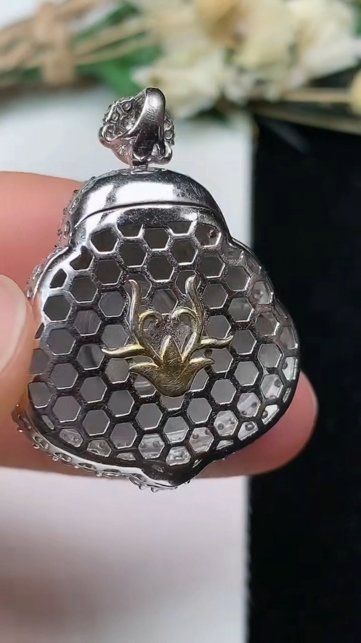 天然A货翡翠佛公吊坠，尺寸32.4-24.7-10.4，裸石19.8-22.3，重量:8.50g
7月24日