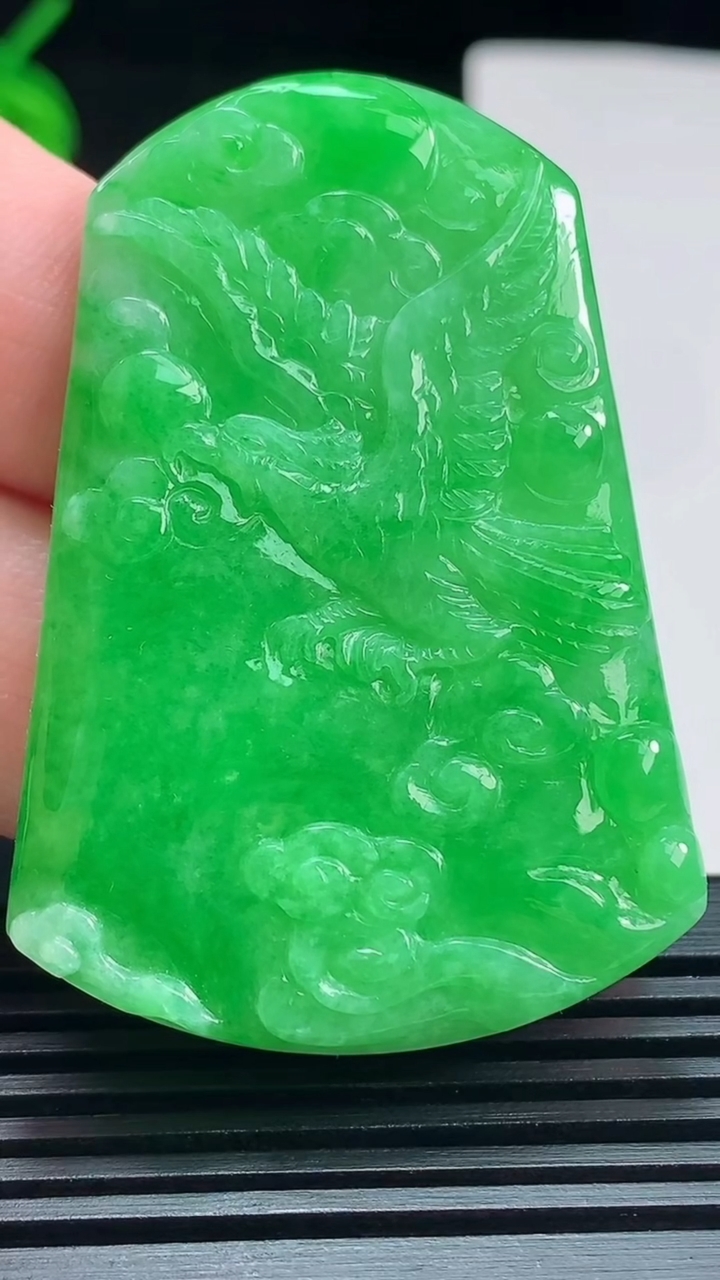 天然A货翡翠大鹏展翅吊坠，尺寸52.6-37-4.6 重量:18.63g
7月24日