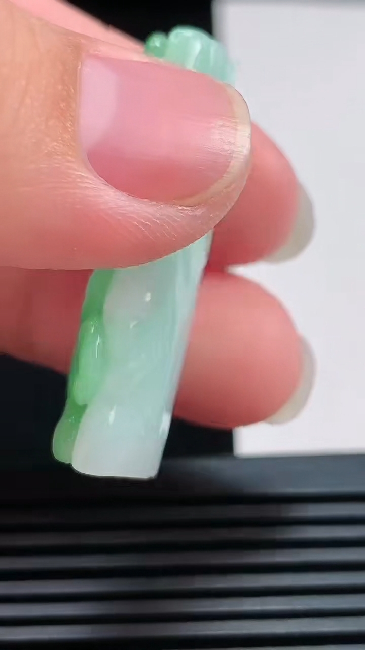 天然A货翡翠枯木逢春吊坠，尺寸39.6-13.8-9 重量:10.64g
7月24日