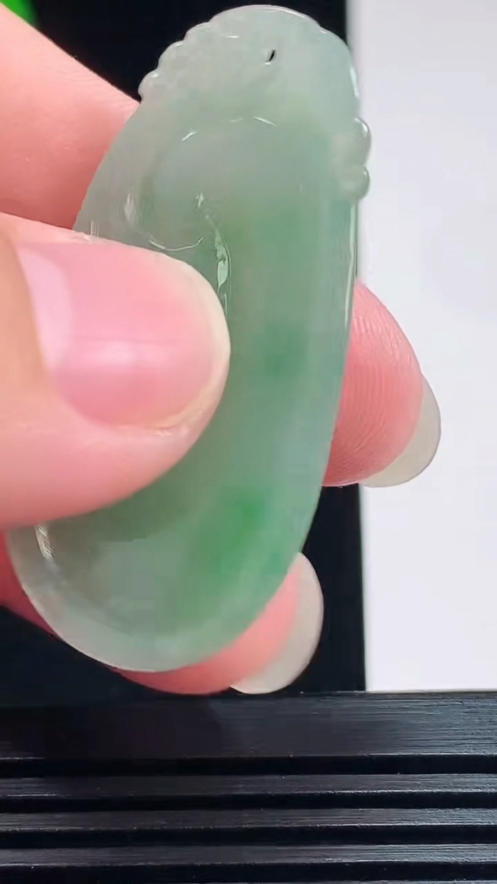 天然A货翡翠如意吊坠，尺寸42-20.5-5.8 重量:9.31g
7月24日