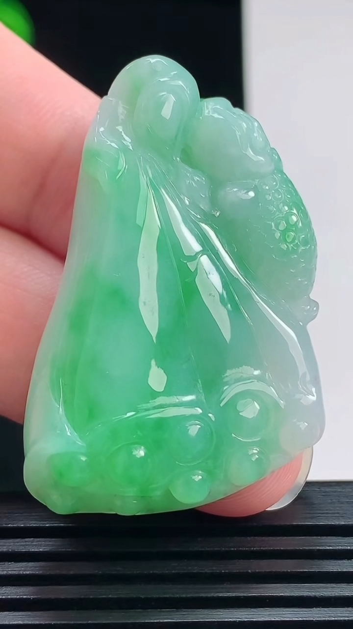 天然A货翡翠莲蓬吊坠，尺寸44.5-29-11 重量:20.87g
7月24日