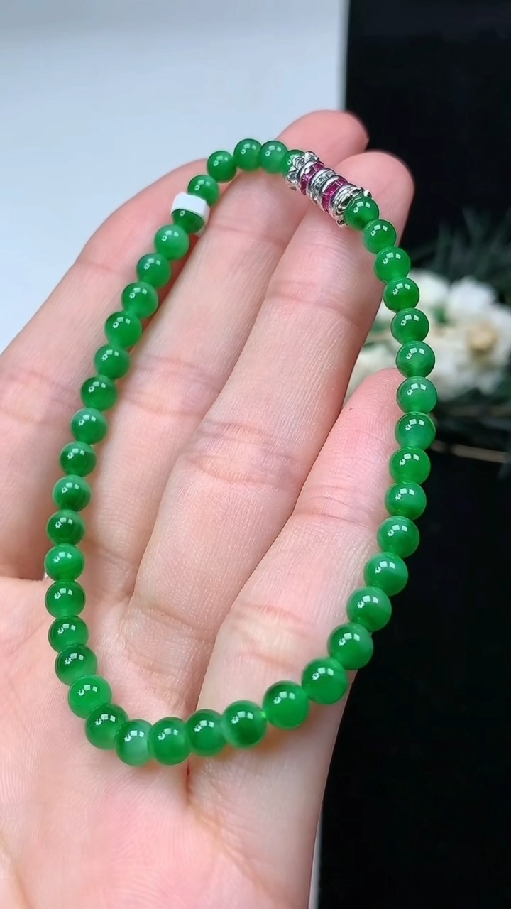 天然A货翡翠圆珠手串，尺寸4.5-42颗，重量:6.22g7月24日
工厂直销收藏佳品,种好水足，色泽均匀，有种有色，上手高大气！