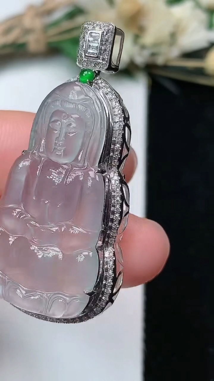 天然A货翡翠白冰观音菩萨吊坠，尺寸41.4-20-8.6，裸石31-17.6，重量:4.19g
7月24日