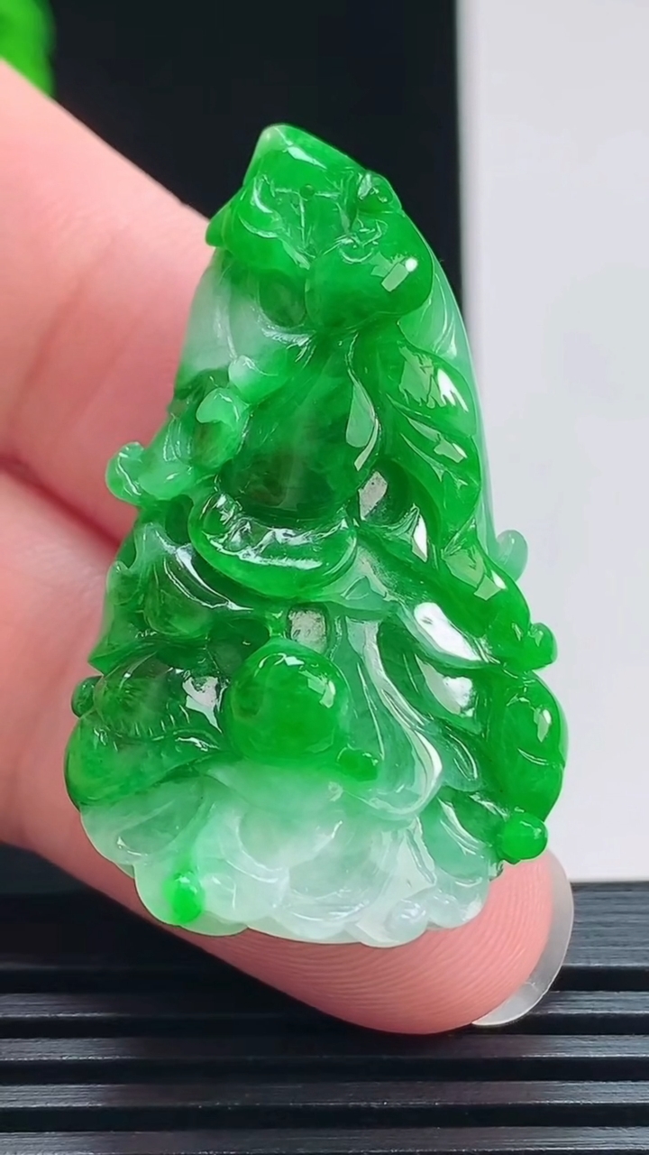 天然A货翡翠白菜吊坠，尺寸40-24.3-12 重量:12.63g
7月24日