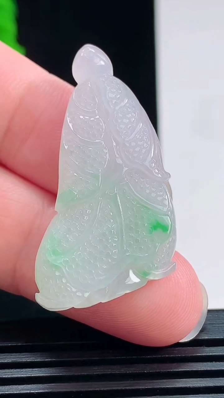 天然A货翡翠白菜吊坠，尺寸39-20-6 重量:8.43g
7月24日