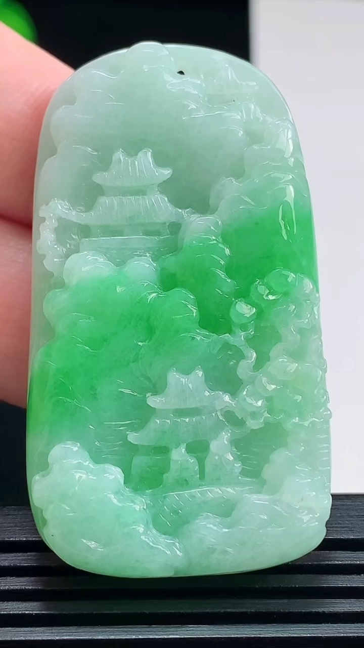 天然A货翡翠山水牌吊坠，尺寸52.6-29.5-7.8 重量:28.60g
7月24日