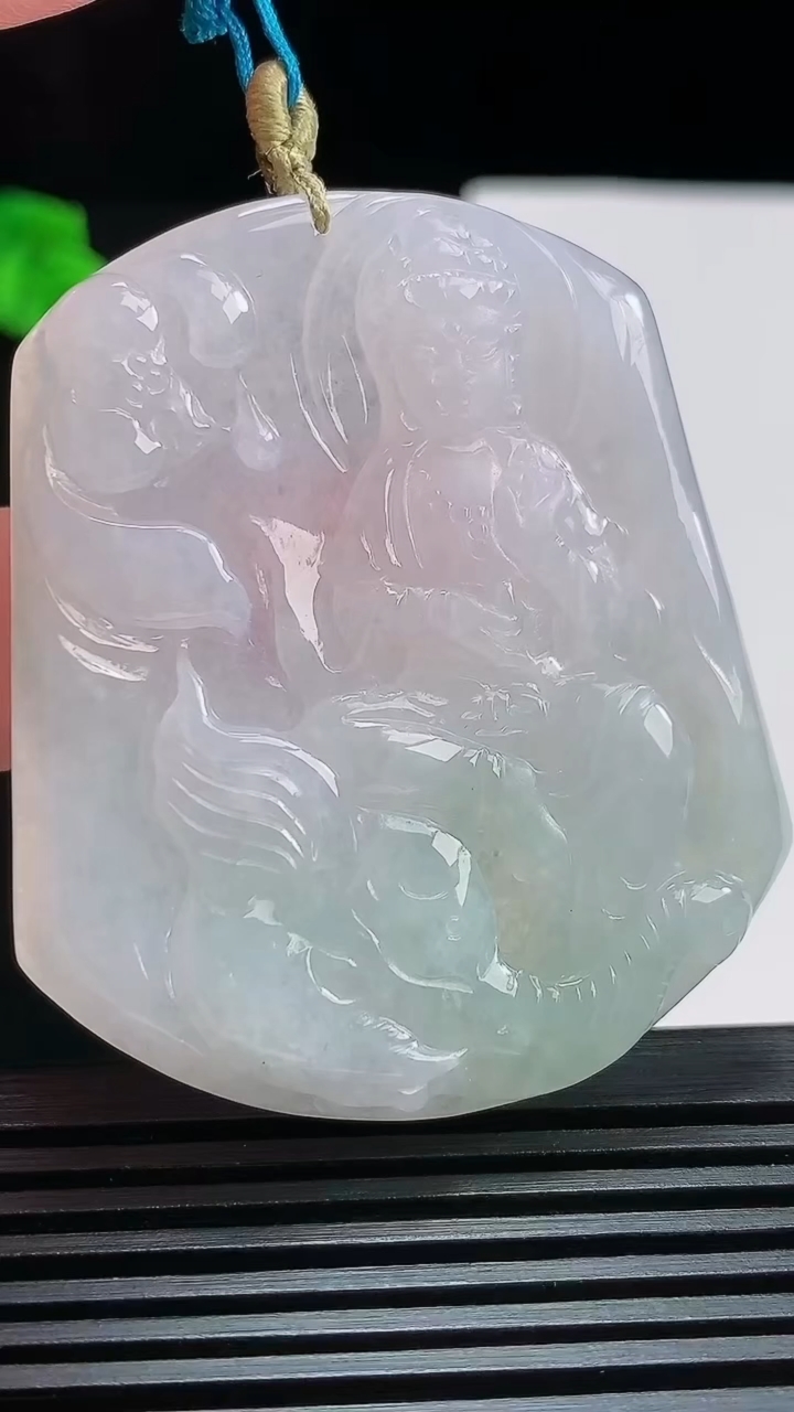 天然A货翡翠普贤菩萨吊坠，尺寸53-45-5.2 重量:26.64g
7月24日
