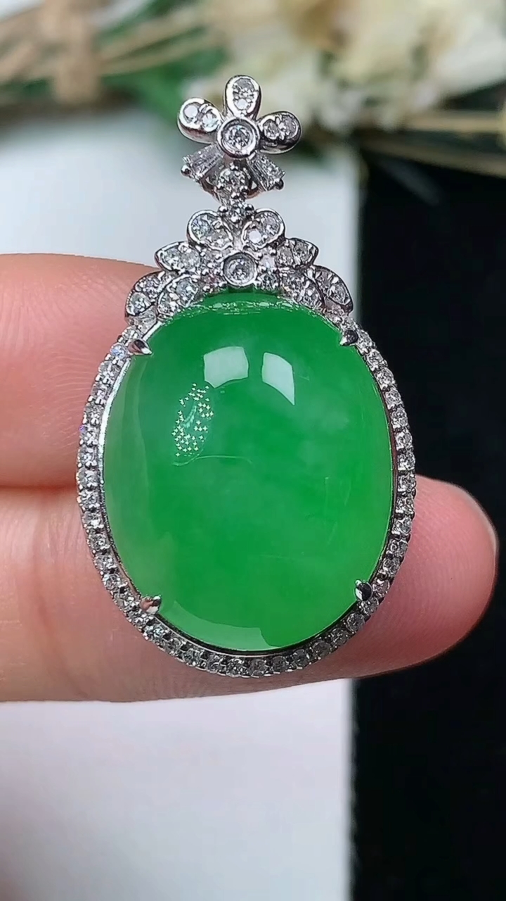 天然A货翡翠蛋面吊坠，尺寸31.3-17.6-10.3，裸石17.7-14.6，重量:6.99g
7