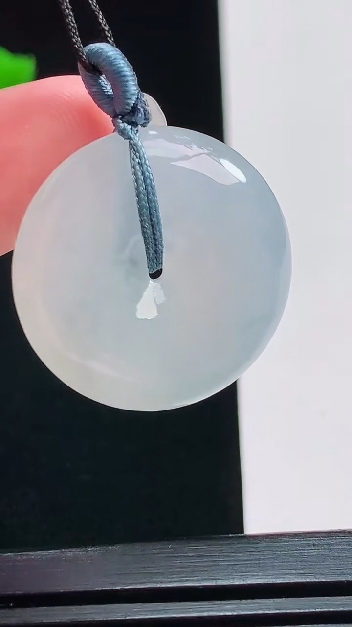 天然A货翡翠平安扣吊坠，尺寸26-5.6 重量:8.16g
7月24日