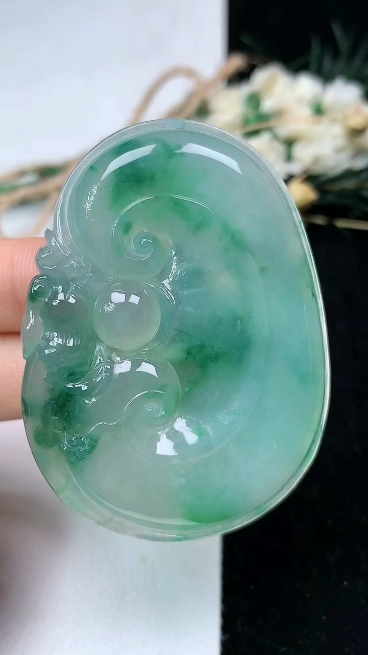 天然A货翡翠如意吊坠，尺寸55.5-41.2-6.5，重量:29.74g
7月24日