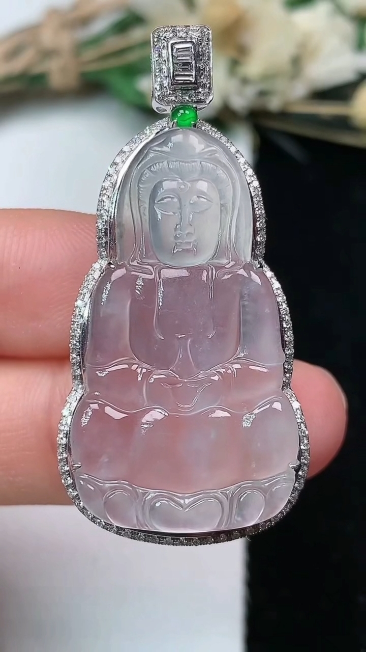天然A货翡翠白冰观音菩萨吊坠，尺寸41.4-20-8.6，裸石31-17.6，重量:4.19g
7月24日