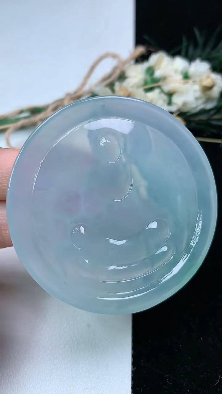 天然A货翡翠白冰观音菩萨吊坠，尺寸55.6-6，重量:37.54g
7月24日