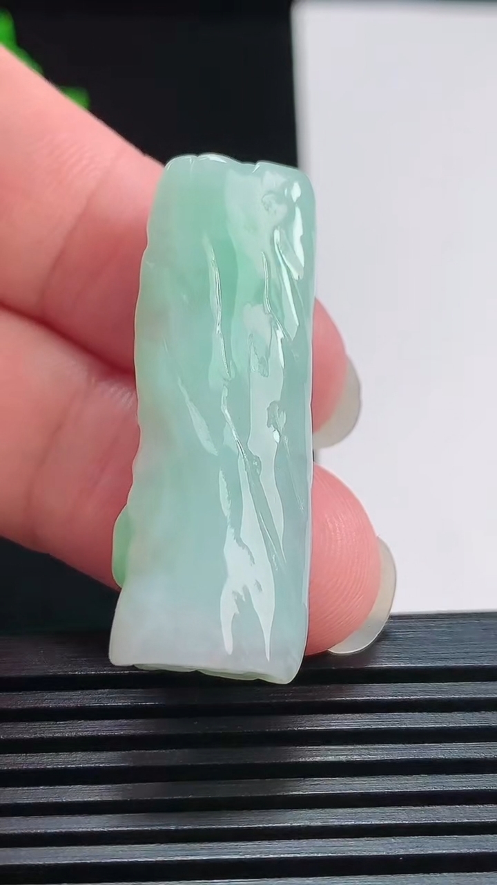 天然A货翡翠枯木逢春吊坠，尺寸39.6-13.8-9 重量:10.64g
7月24日