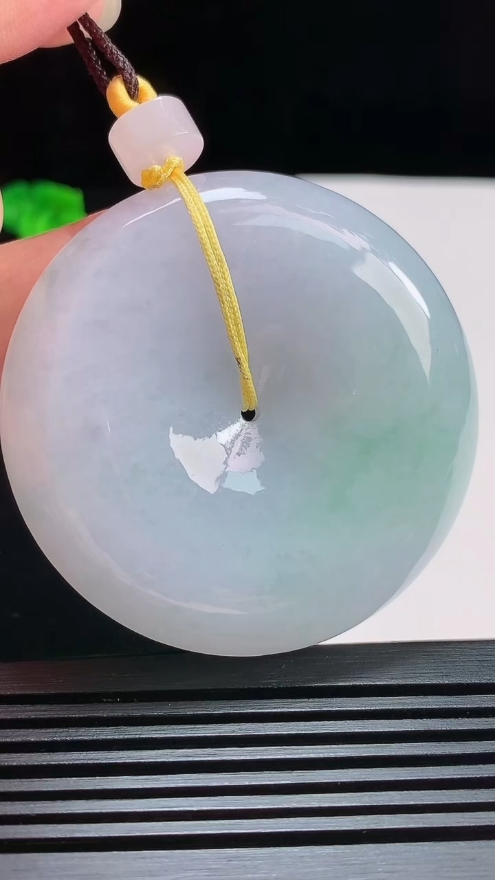 天然A货翡翠春带彩 紫罗兰平安扣吊坠，尺寸52-12.2 重量:72.95g
7月24日