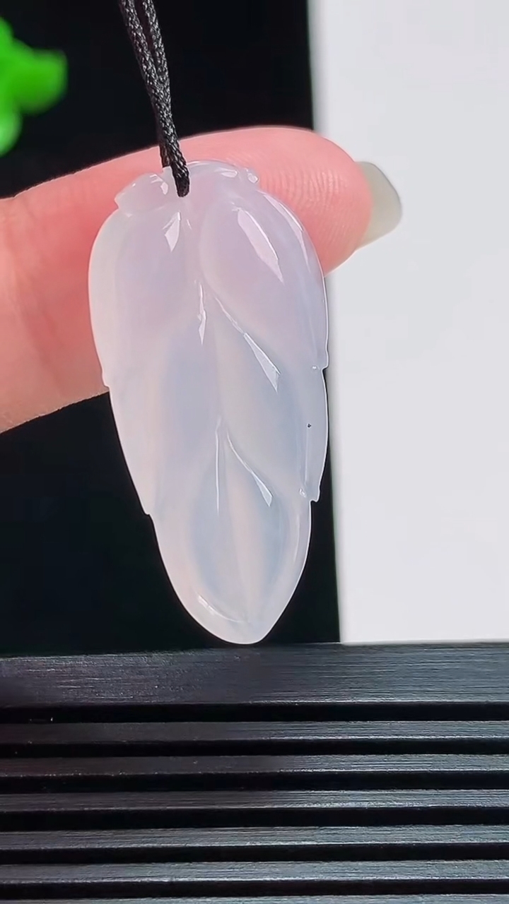 天然A货翡翠金枝玉叶 叶子吊坠，尺寸30-15-4 重量:3.40g
7月24日