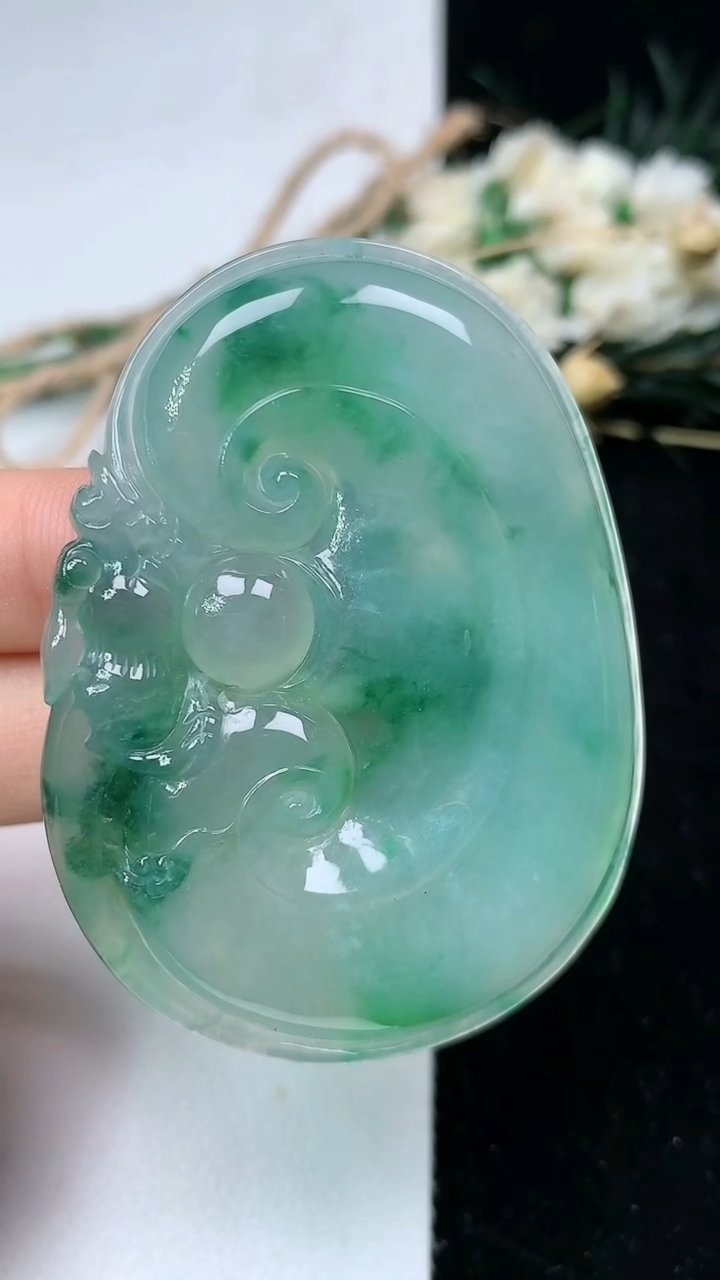 天然A货翡翠如意吊坠，尺寸55.5-41.2-6.5，重量:29.74g
7月24日