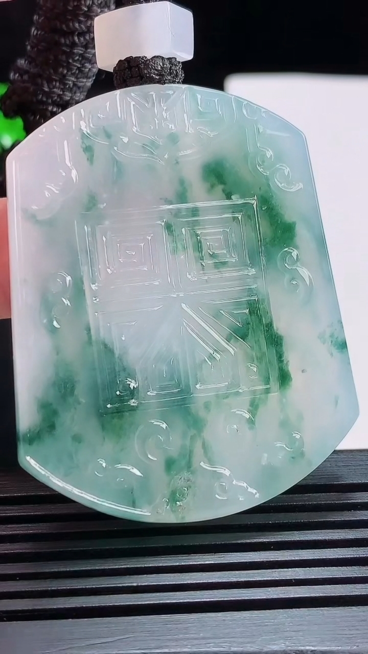 天然A货翡翠种飘花仿古无事牌吊坠，尺寸52-41.5-5.8 重量:37.60g
7月25日