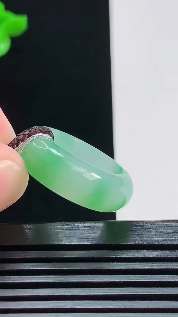 天然A货翡翠玉指环 戒指，尺寸15.5-7-3.8 重量:5.29g2026年7月25日
工厂直销收藏佳品,种好水足，色泽均匀，有种有色，上手高大气！