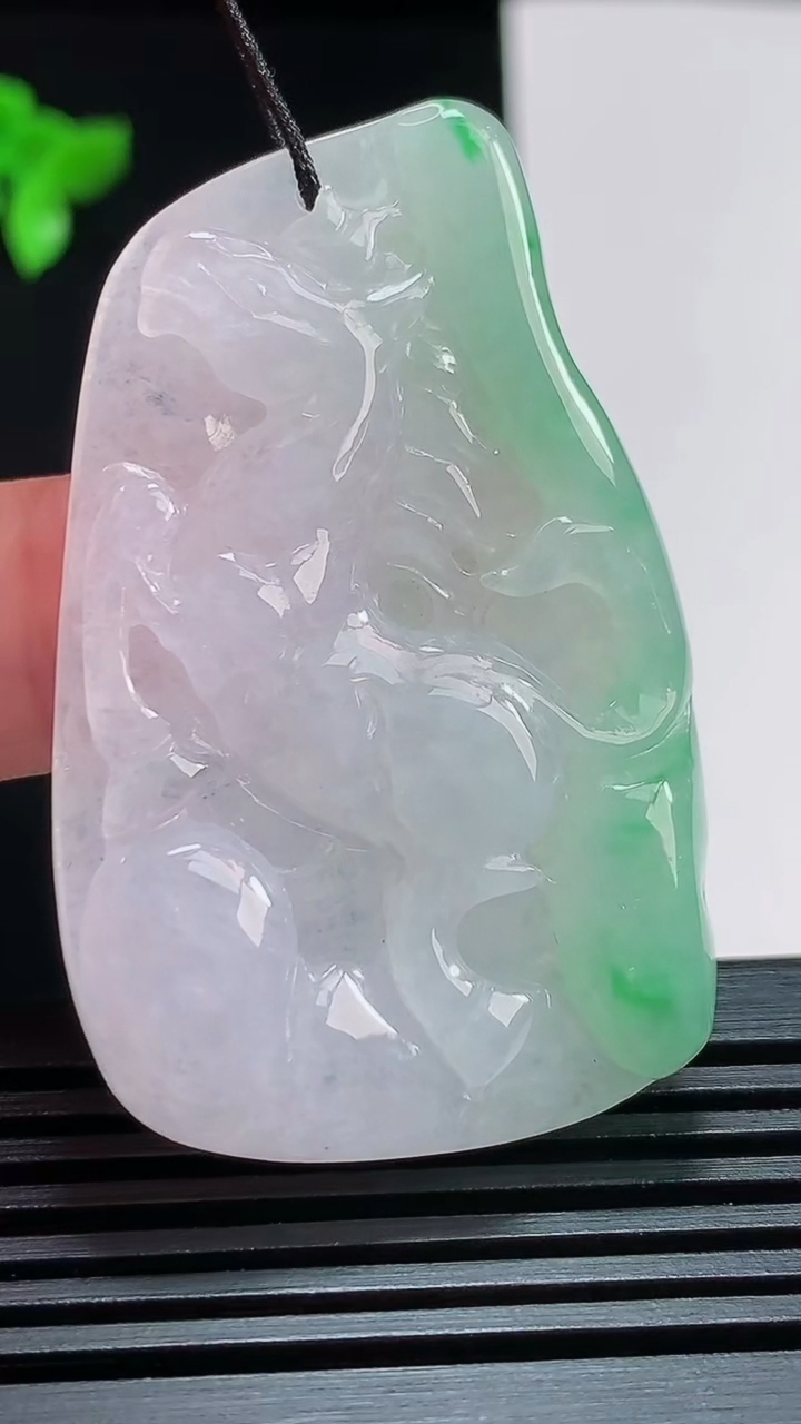 天然A货翡翠生肖马牌吊坠，尺寸49.6-31.5-6 重量:21.02g
7月25日