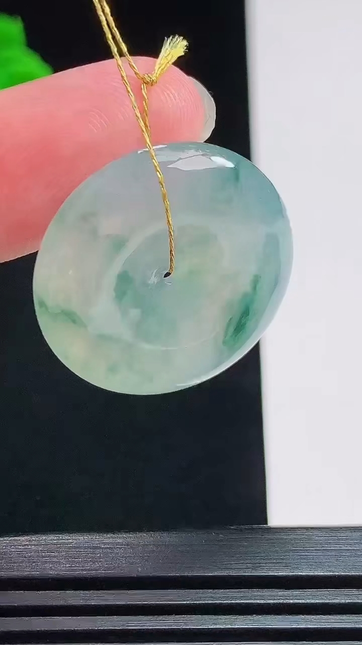 天然A货翡翠冰种飘花平安扣吊坠，尺寸25.5-5.2 重量:7.20g
7月25日