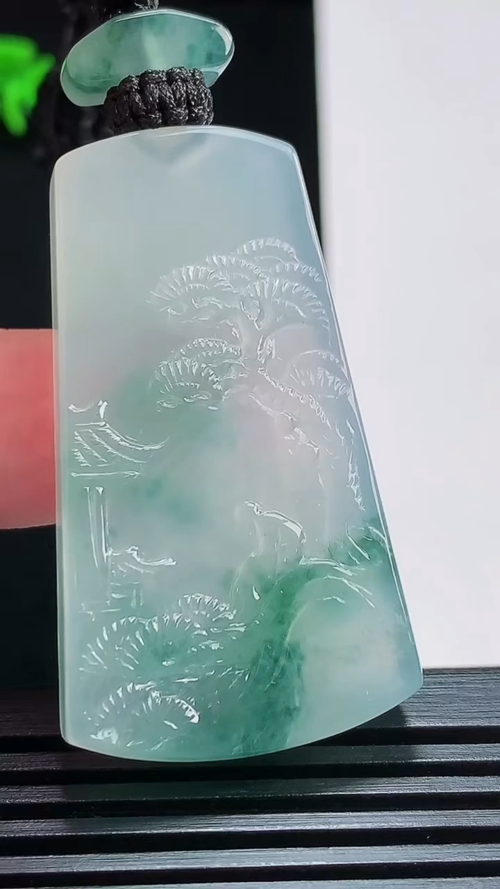 天然A货翡翠种飘花山水牌吊坠，尺寸45-35.6-5.8 重量:22.38g
7月25日