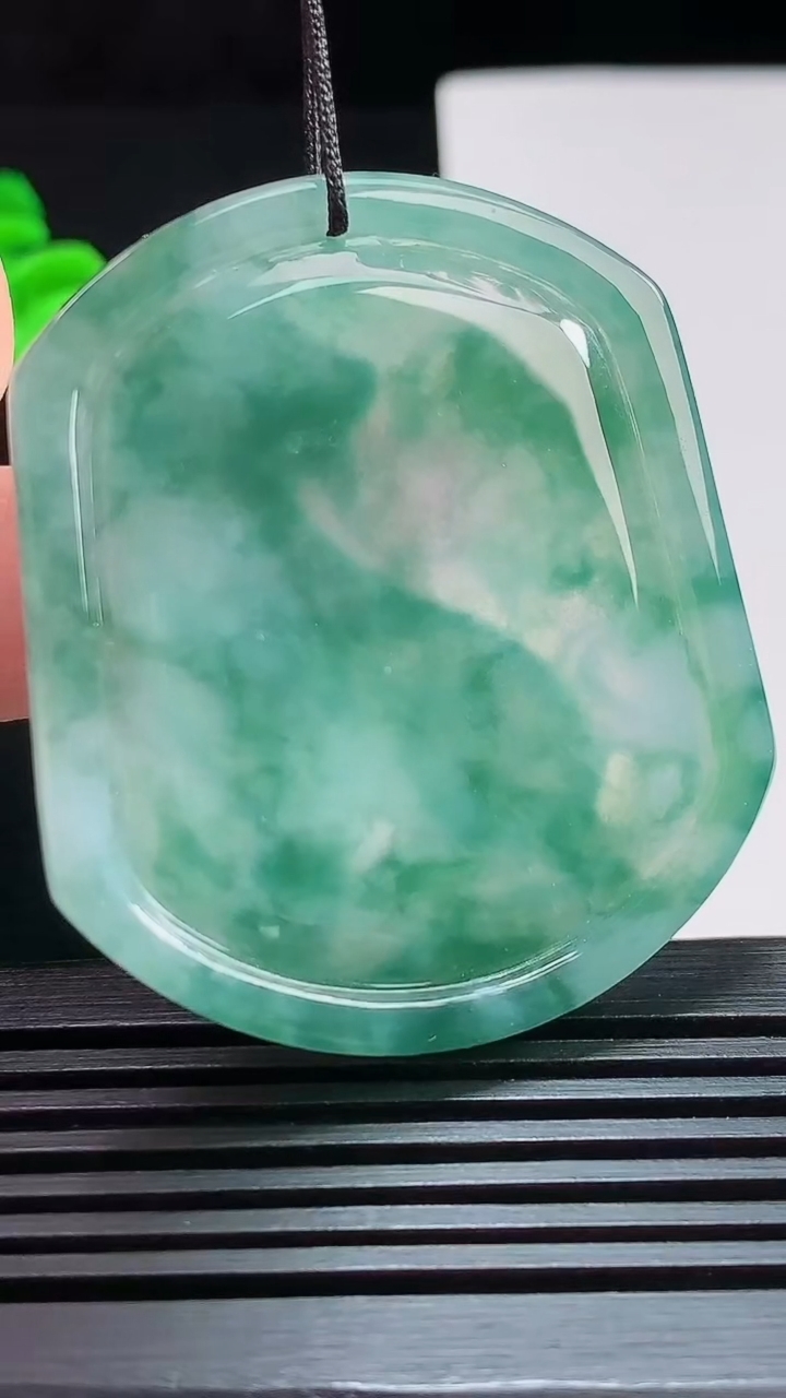 天然A货翡翠飘花生肖狗牌吊坠，尺寸49-42.5-5 重量:22.02g
7月25日