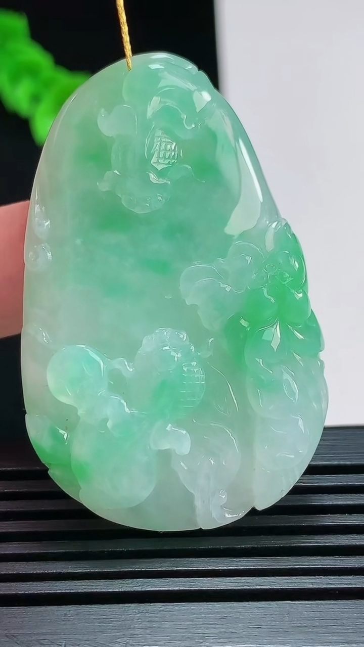天然A货翡翠年年有余吊坠，尺寸51-32-8 重量:23.22g
7月25日