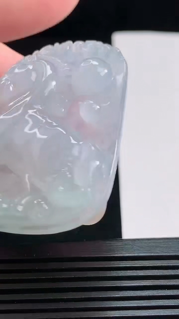 天然A货翡翠飘花生肖马牌吊坠，尺寸53-40-8 重量:34.06g
7月25日