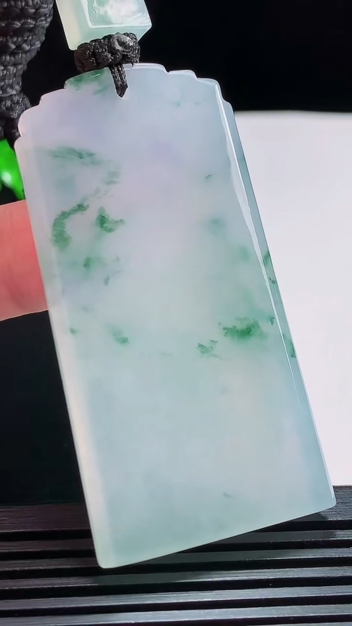 天然A货翡翠种飘花无事牌吊坠，尺寸59-30-5.8 重量:38.44g
7月25日