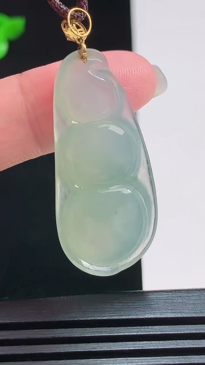 天然A货翡翠福豆吊坠，尺寸37.6-17-6 重量:7.10g
7月25日