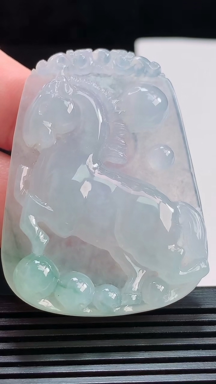 天然A货翡翠飘花生肖马牌吊坠，尺寸53-40-8 重量:34.06g
7月25日