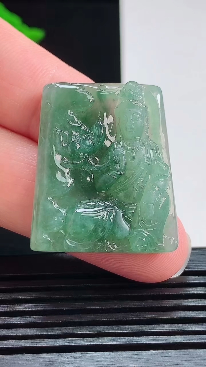 天然A货翡翠飘花大势至菩萨吊坠，尺寸32-26.8-5.5 重量:10.00g
7月25日