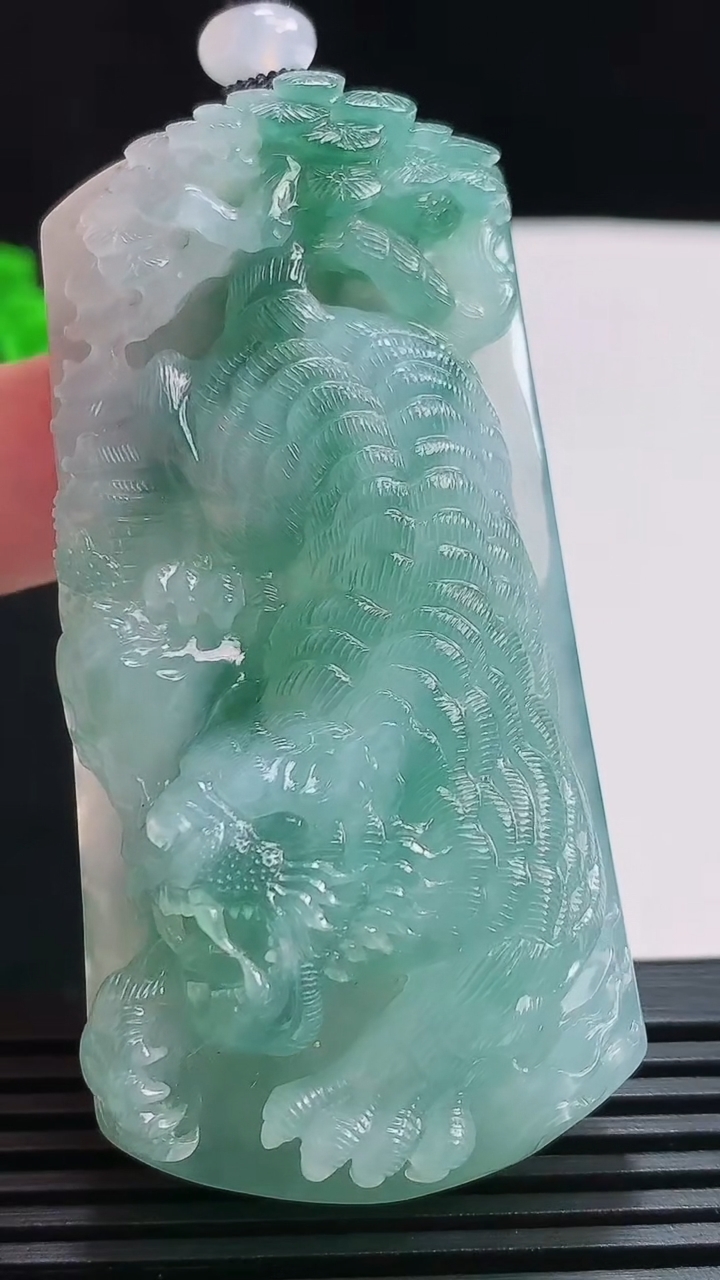 天然A货翡翠种飘花生肖虎牌吊坠，尺寸67-32.6-13.5 重量:58.07g
7月25日
