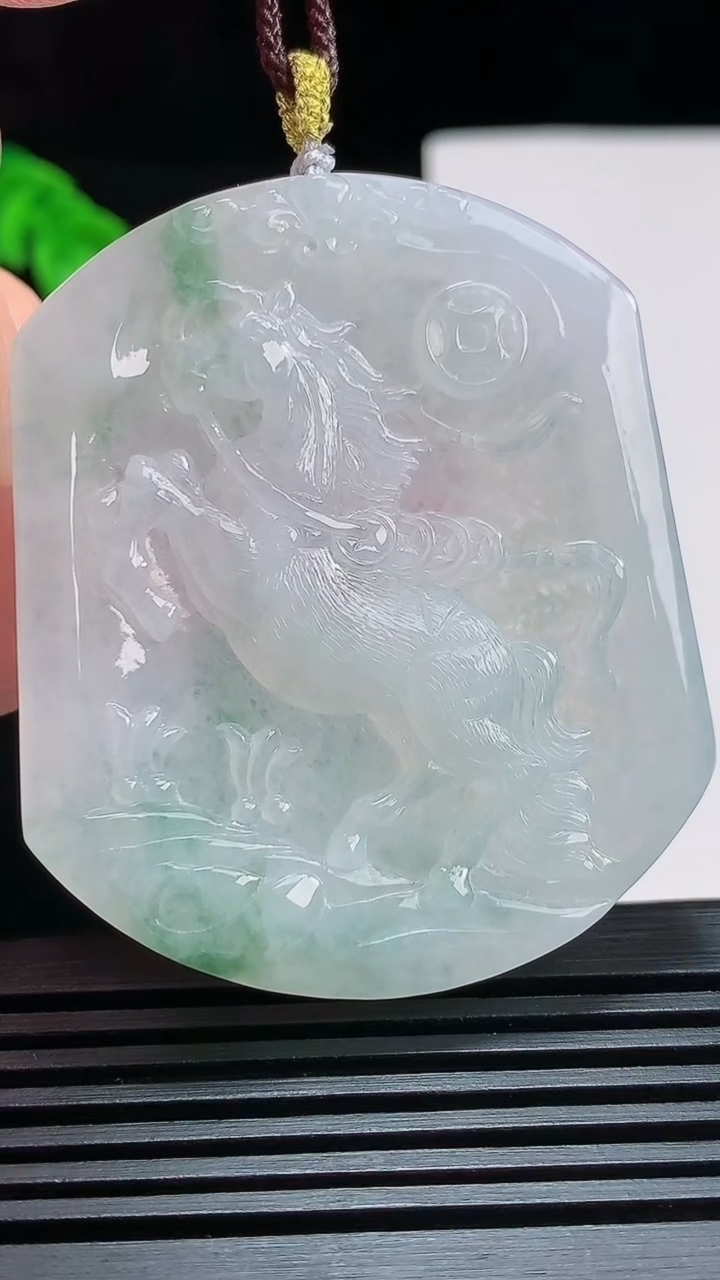 天然A货翡翠飘花生肖马牌吊坠，尺寸53-45-5.2 重量:28.71g
7月25日