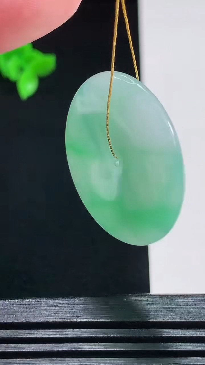 天然A货翡翠平安扣吊坠，尺寸30-6.2 重量:11.75g
7月25日