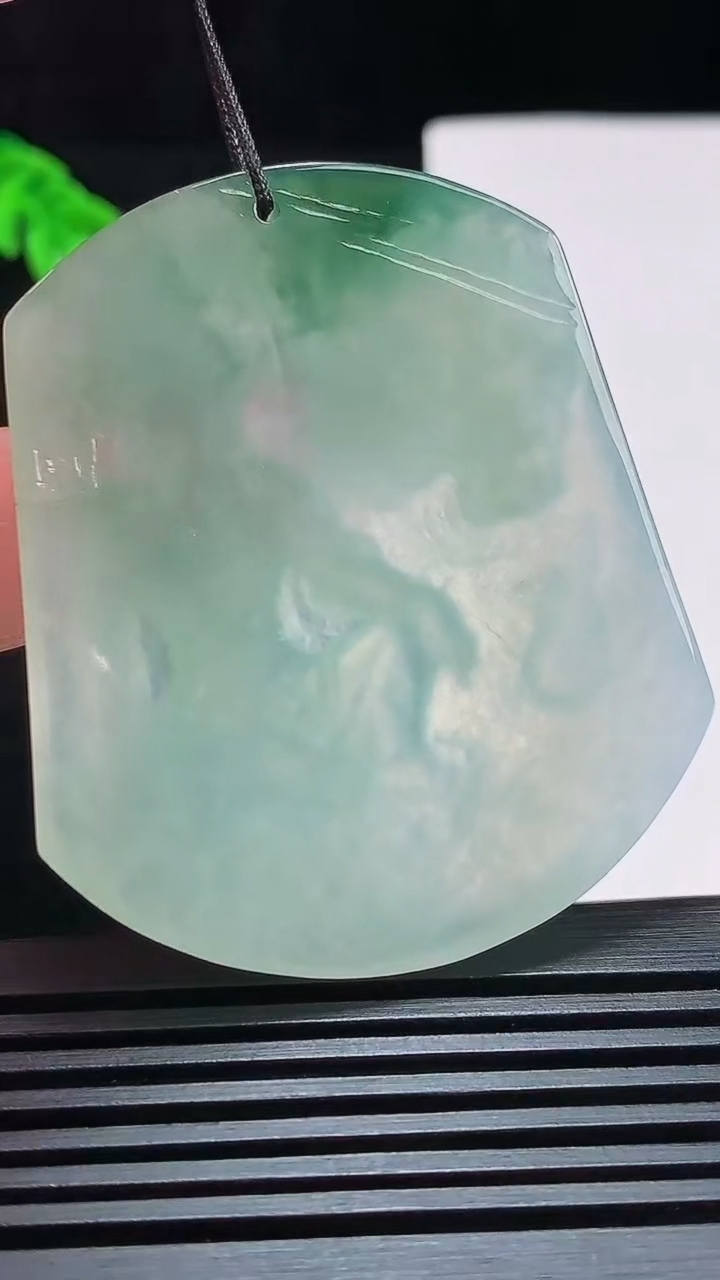 天然A货翡翠飘花文殊菩萨吊坠，尺寸53-45.6-5 重量:26.43g
7月25日