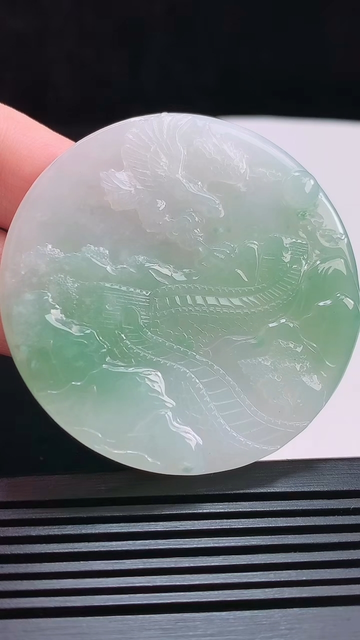 天然A货翡翠山水牌吊坠，尺寸56.5-5.6 重量:40.58g
7月25日