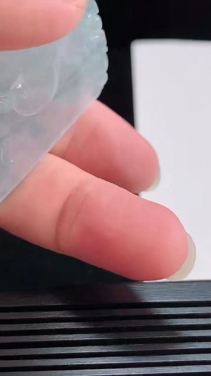 天然A货翡翠飘花生肖马牌吊坠，尺寸54-41.5-7.5 重量:33.20g
7月25日