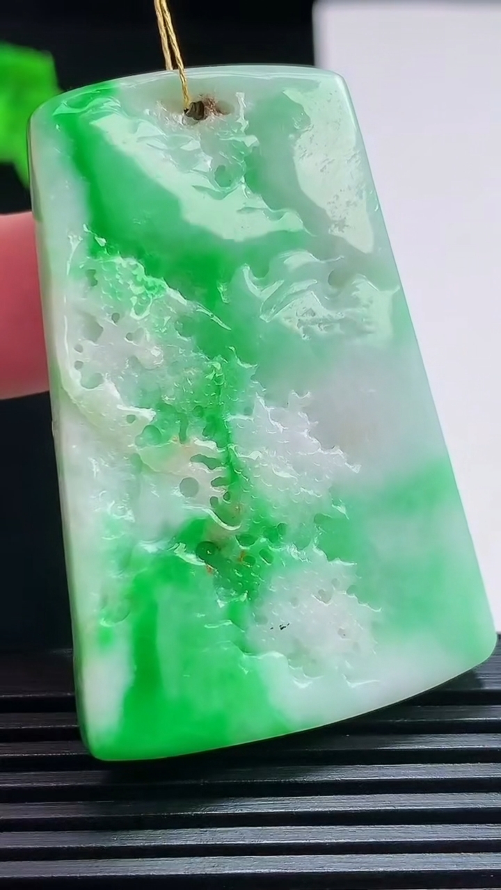 天然A货翡翠山水牌吊坠，尺寸50-32.6-8 重量:32.37g
7月25日