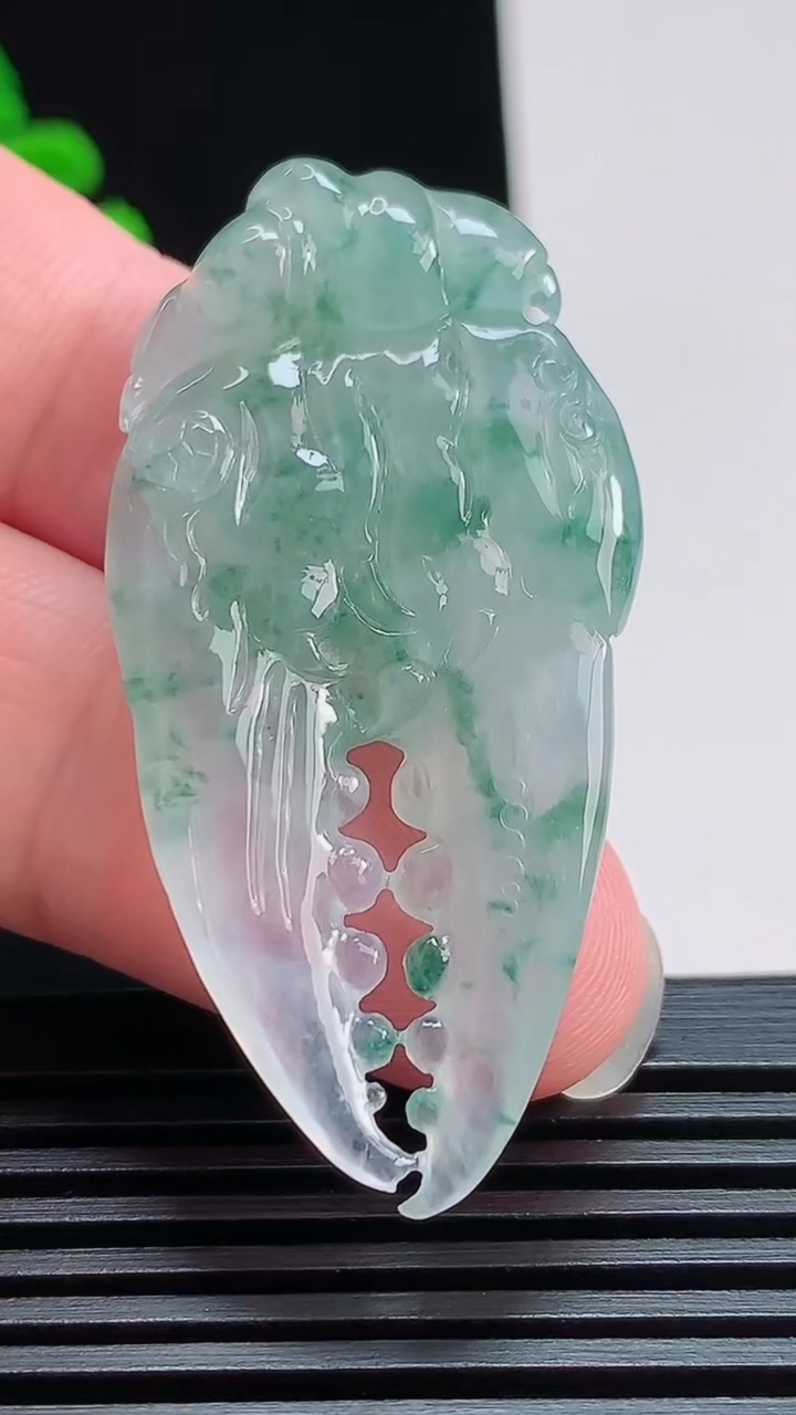 天然A货翡翠飘花富甲一方 蟹钳吊坠，尺寸48.5-24-11.5 重量:15.57g
7月25日