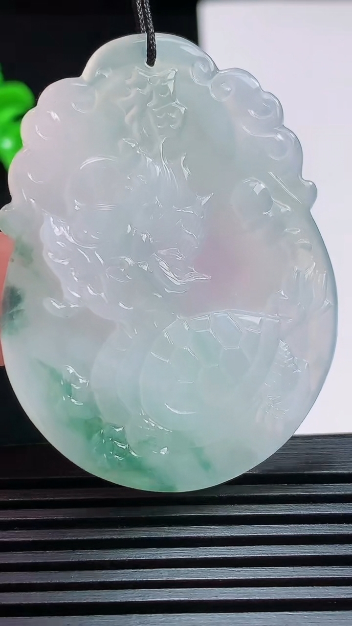 天然A货翡翠飘花龙龟吊坠，尺寸50-38-4.5 重量:16.56g
7月25日