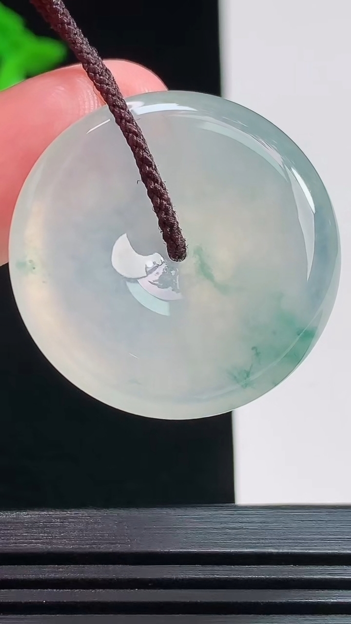 天然A货翡翠种飘花平安扣吊坠，尺寸29.6-6 重量:11.75g
7月25日