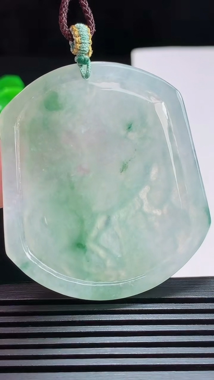 天然A货翡翠飘花生肖马牌吊坠，尺寸51-44.5-4.3 重量:22.99g
7月25日