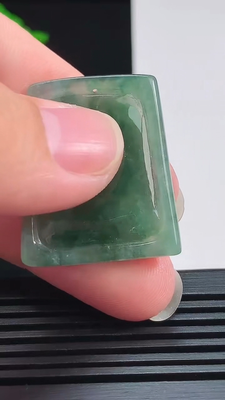 天然A货翡翠飘花大势至菩萨吊坠，尺寸32-26.8-5.5 重量:10.00g
7月25日