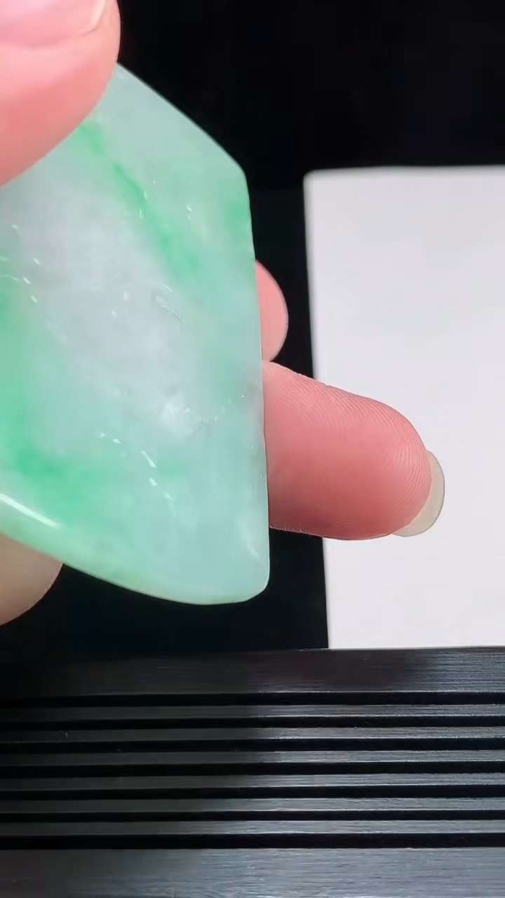 天然A货翡翠山水牌吊坠，尺寸69-46.6-5.6 重量:47.87g
7月25日