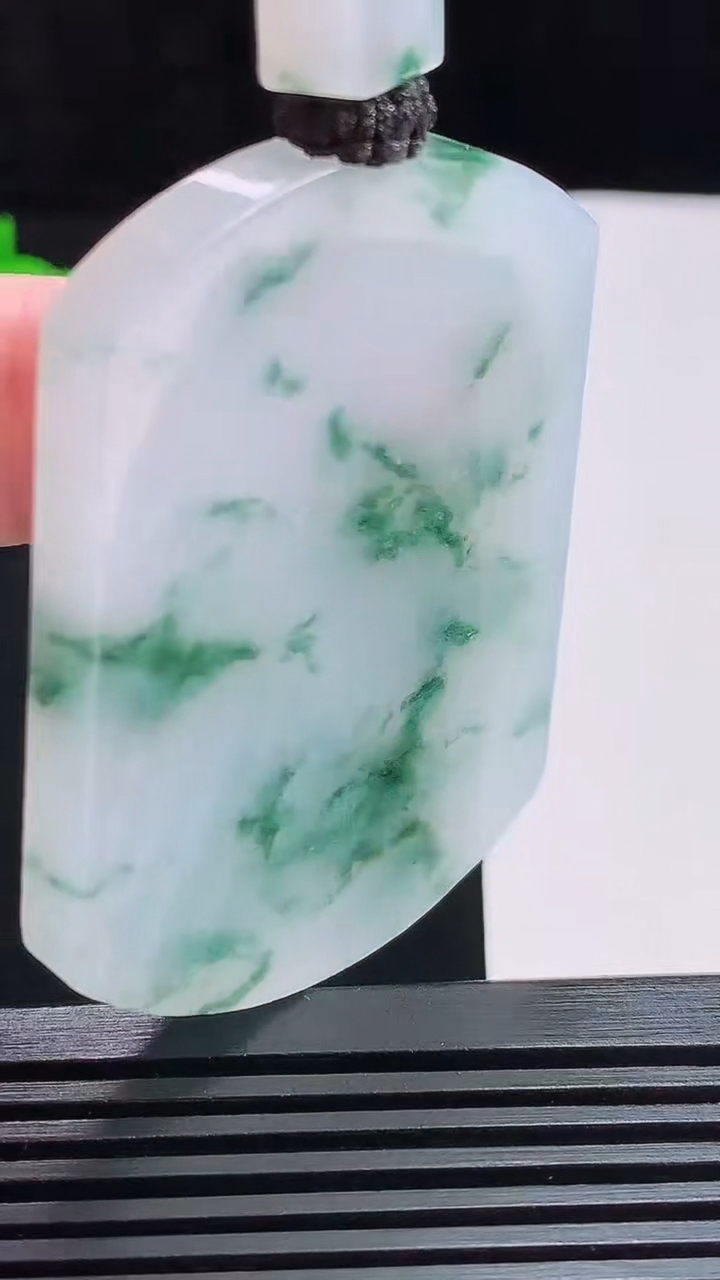 天然A货翡翠种飘花无事牌吊坠，尺寸53-38-5.8 重量:40.00g
7月25日