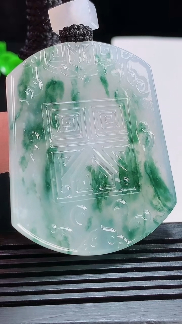天然A货翡翠种飘花仿古无事牌吊坠，尺寸52-41.5-5.8 重量:37.60g
7月25日
