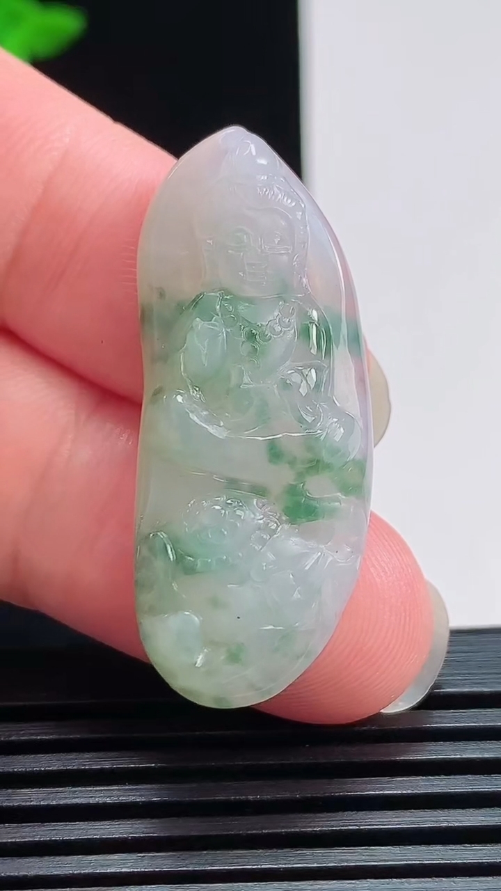 天然A货翡翠飘花普贤菩萨吊坠，尺寸38-15.5-5.8 重量:6.33g
7月25日